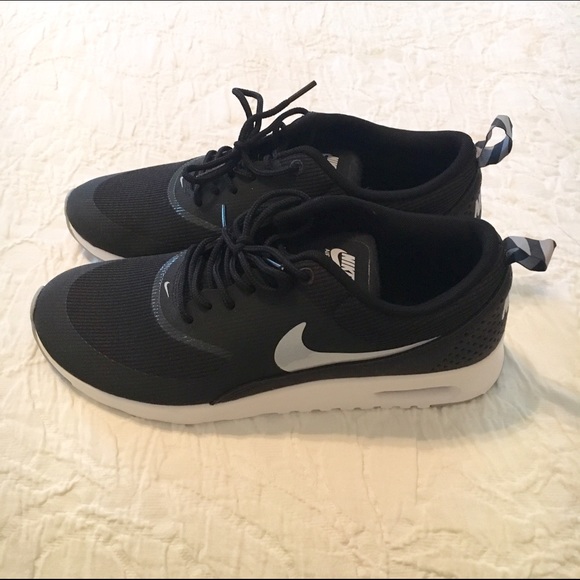 ✨New never worn Nike Thea sz 9✨