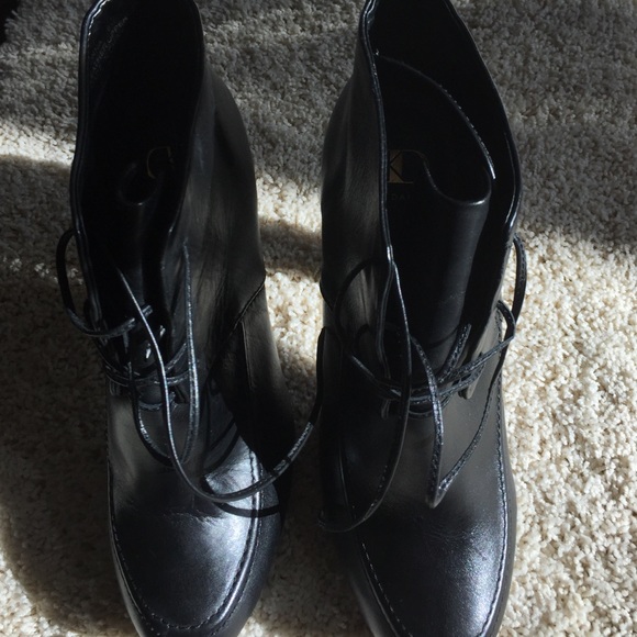 High heeled lace ups in black