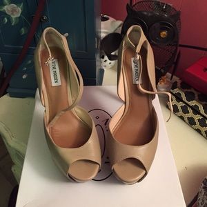 SALE!!! STEVE MADDEN LOWERY NUDE SIZE: 9