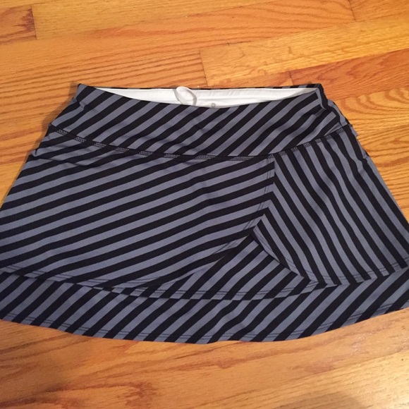 Black and gray stripe Athleta running skirt