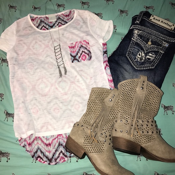 NWT Buckle Top CUTE!