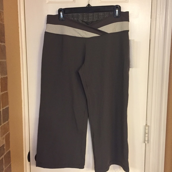 Grey Lululemon crop pant.