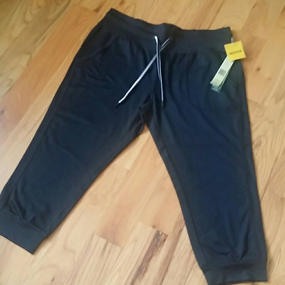 Black Cargo Pocket Capri (ladies medium)