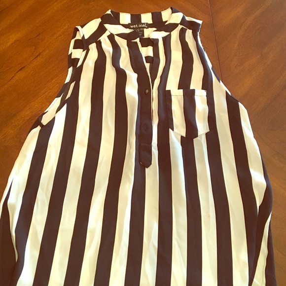 Vertical striped sleeveless blouse