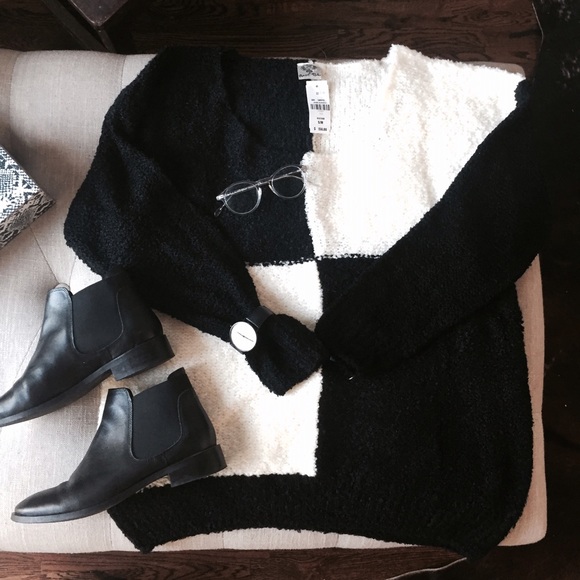 🔴FINAL SALE LF Sweater. Black and White⚫️⚪️