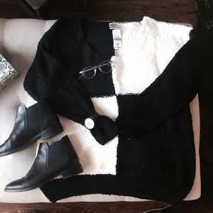 🔴FINAL SALE LF Sweater. Black and White⚫️⚪️