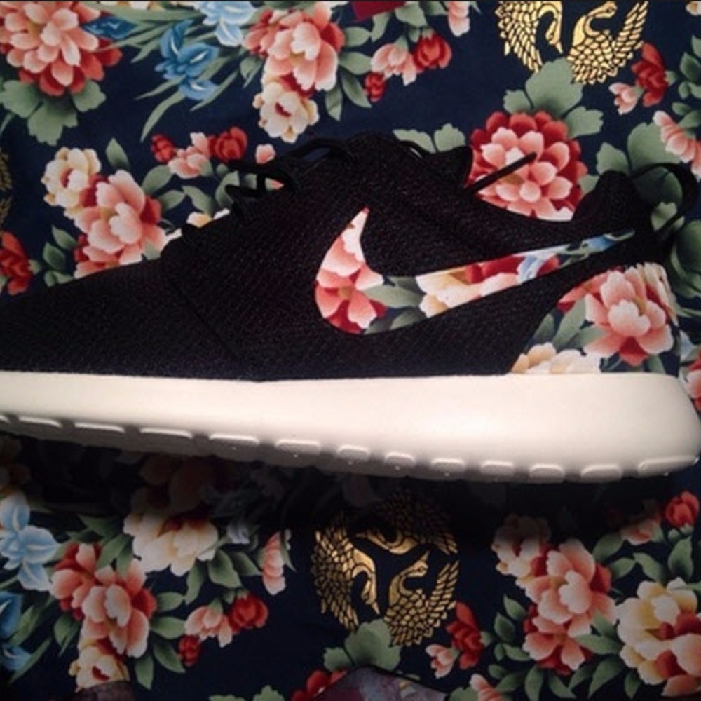 POPULAR ASIAN FLORAL PRINTED NIKE ROSHE RUNS - Picture 4 of 4