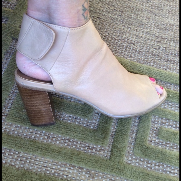 Steve Madden size 8.5 nude open toe bootie