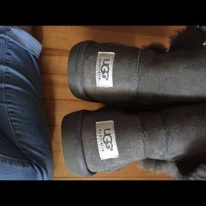 Short Grey Bailey Button UGGS