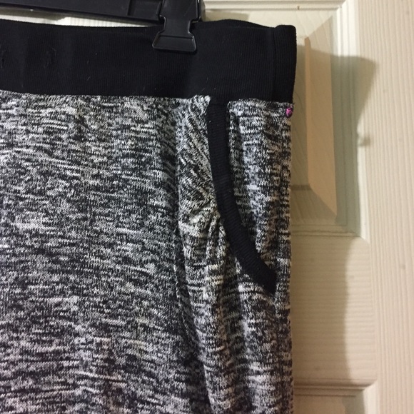 Drawstring vs loungers - Picture 2 of 2