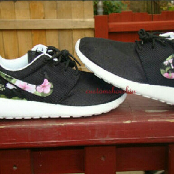 CUSTOM NIKE ROSHE RUN- PINK BLACK TROPICAL FLORAL - Picture 1 of 4