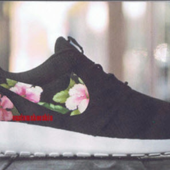 CUSTOM NIKE ROSHE RUN- PINK BLACK TROPICAL FLORAL - Picture 2 of 4