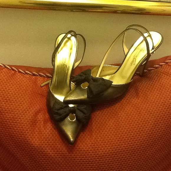 Nice used pair of Kenneth Cole shoes.