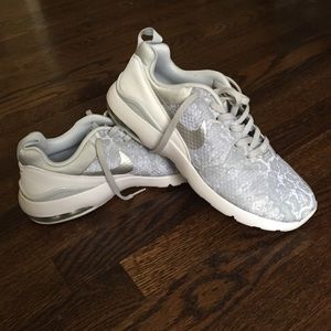 Women's Nike tennis shoe