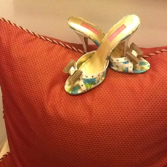 Nice used pair of Betsey Jefferson sandals.