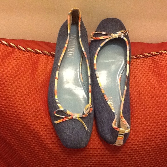 Nice pair of used flat shoes.