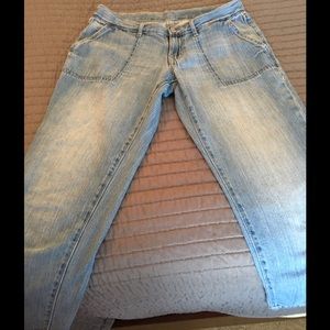 Lt. blue wash capri jeans