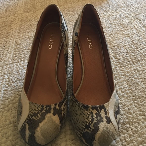 Aldo pumps Olbrish - Picture 2 of 4