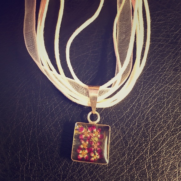 Gorgeous flower pendant necklace