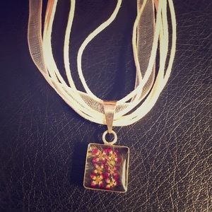 Gorgeous flower pendant necklace