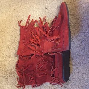 Minnetonka 3 layer Fringe Boots. Size 9.