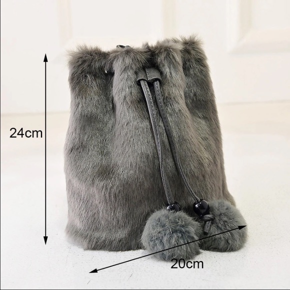 vegan fur Pom Pom bucket bag last one - Picture 2 of 4