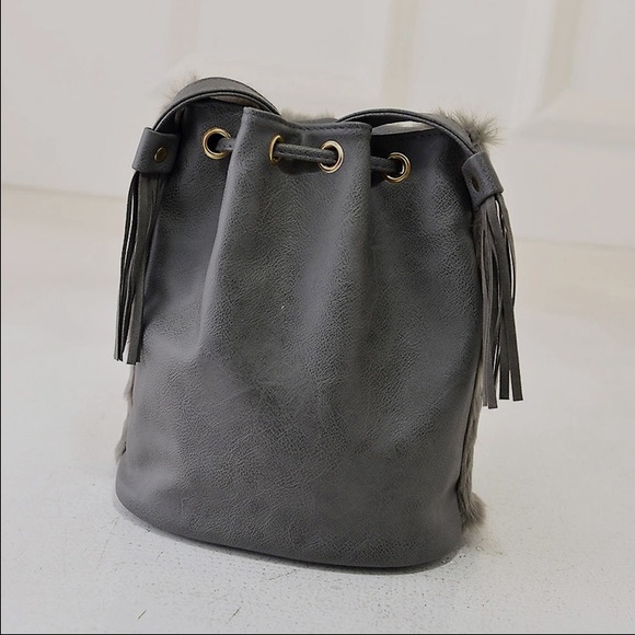 vegan fur Pom Pom bucket bag last one - Picture 3 of 4