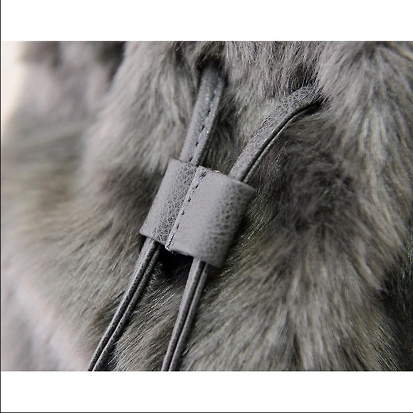 vegan fur Pom Pom bucket bag last one - Picture 4 of 4