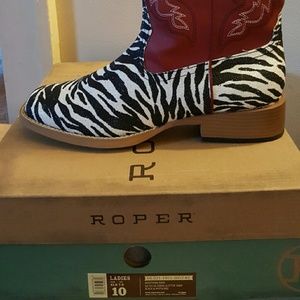 Beautiful women's cowboy boot.  Smoke free home!