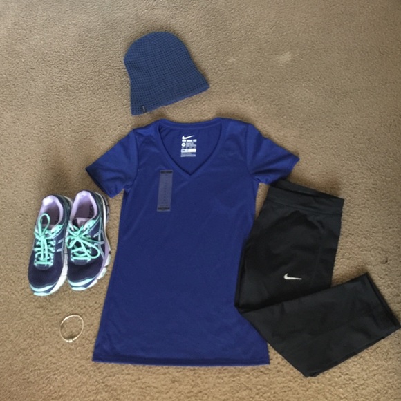 💙💙🏋🏽Athletic cut Nike V-Neck tee.🏋🏽💙💙