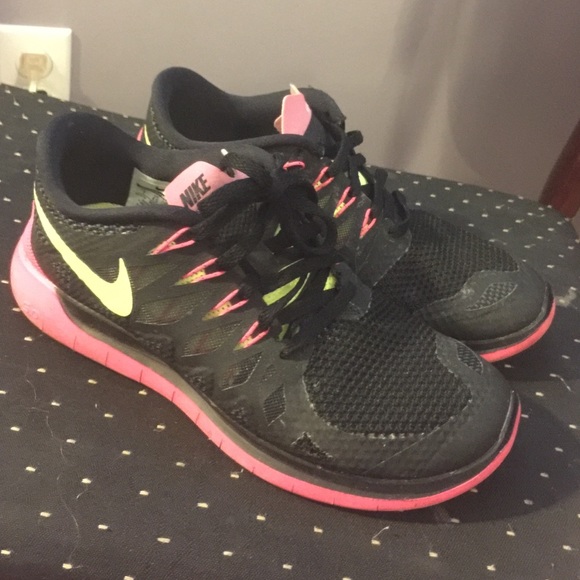 5.0 Nike Free Run tennis shoes
