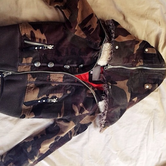 Unique Detailed Camo Thick Jacket with fur hood