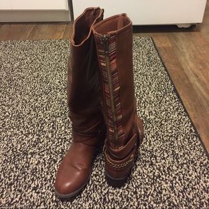 Brown boots with back design and beautiful buckle!