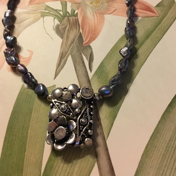 Gorgeous metal floral pendant w faux shell chain - Picture 2 of 4