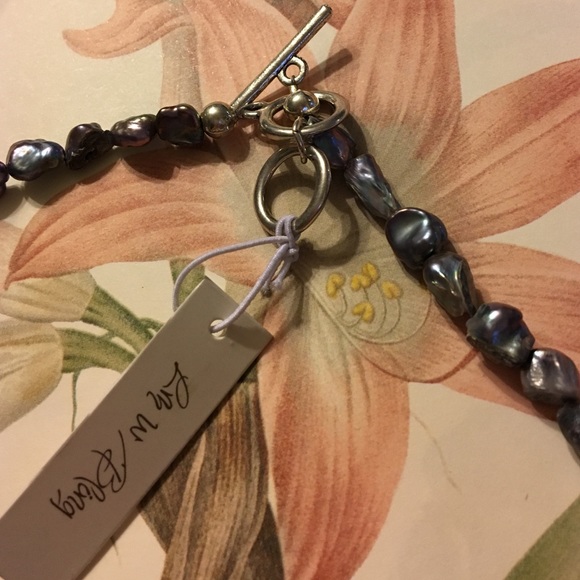 Gorgeous metal floral pendant w faux shell chain - Picture 3 of 4