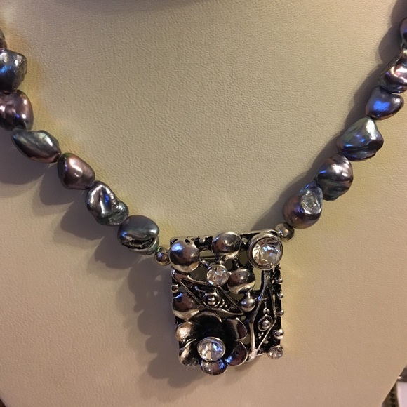 Gorgeous metal floral pendant w faux shell chain - Picture 4 of 4