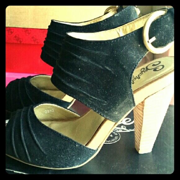 NWT black suede Seychelles Gypsy sandals