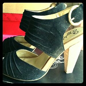 NWT black suede Seychelles Gypsy sandals