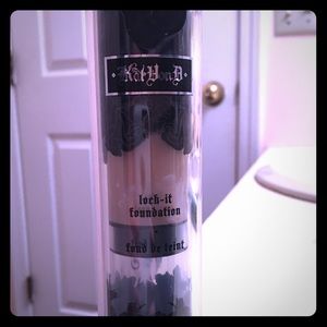 Kat Von D lock it foundation, Shade light 44