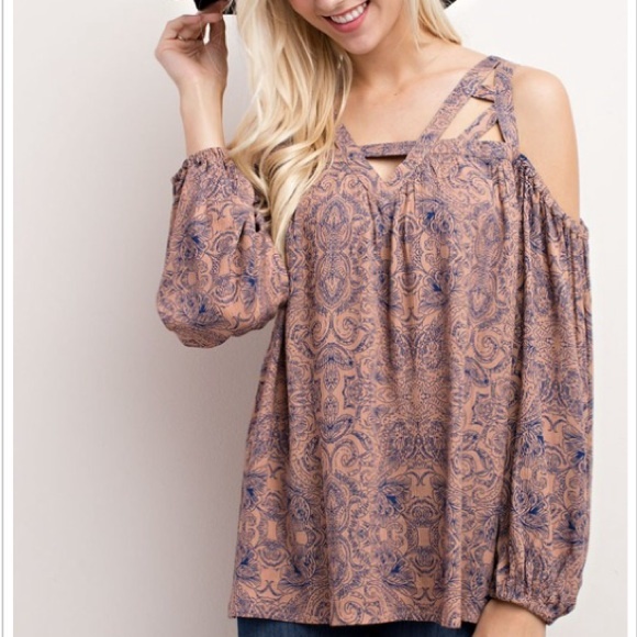 🆕Cold Shoulder Top - Picture 2 of 4