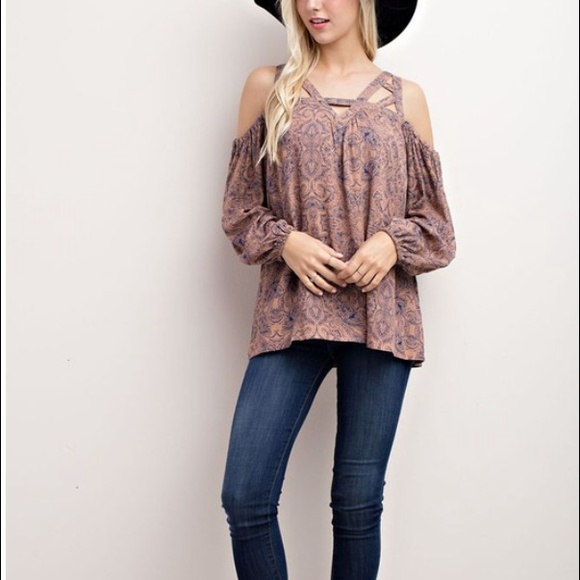 🆕Cold Shoulder Top - Picture 3 of 4