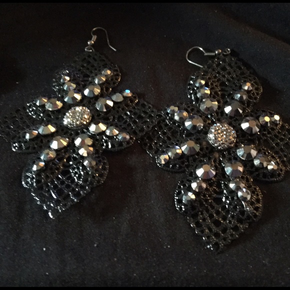 BLACK STONE BLING STAR CROSS SHAPED EARRINGS