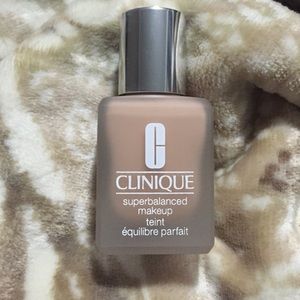 Clinique Superbalanced Makeup