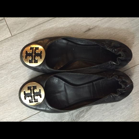 Tory Burch Reva flats with metal Tory Burch logo