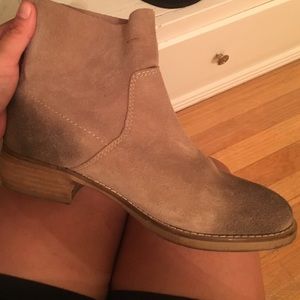 Tan/black ankle boots