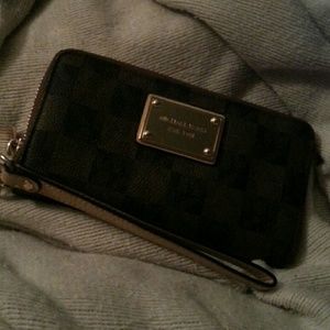 Michael kors wristlet wallet