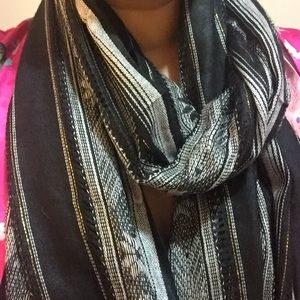 New Handmade Ecuadorian scarf in black and white