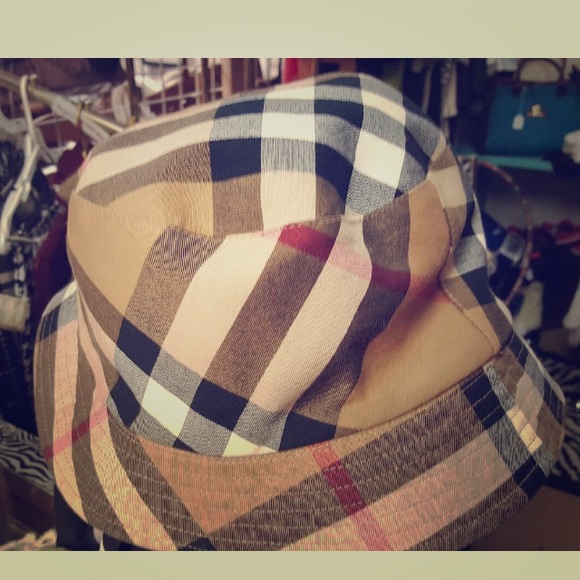 New authentic Burberry bucket hat