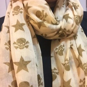 Skull and star print scarf in beige