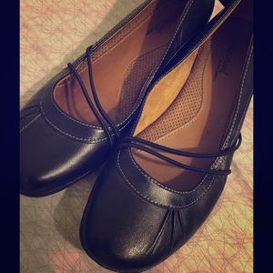 Adorb flats with a cute mary jane-like strap